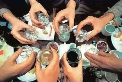 日飲半斤白酒，小伙竟現“女兒身”？揭秘酒精與激素的致命關聯
